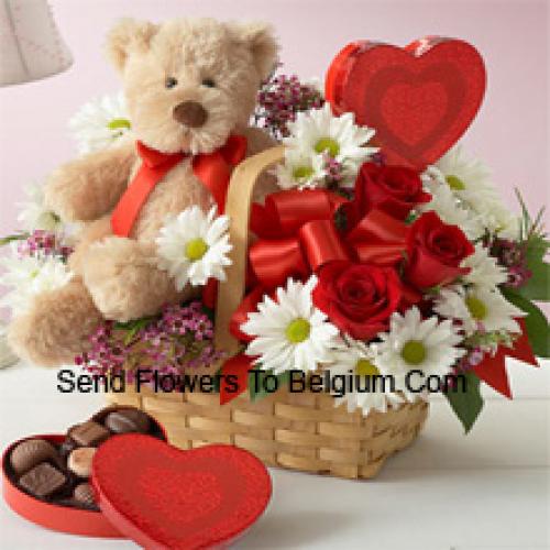 Rosen und Gerberas mit Teddy und Schokolade